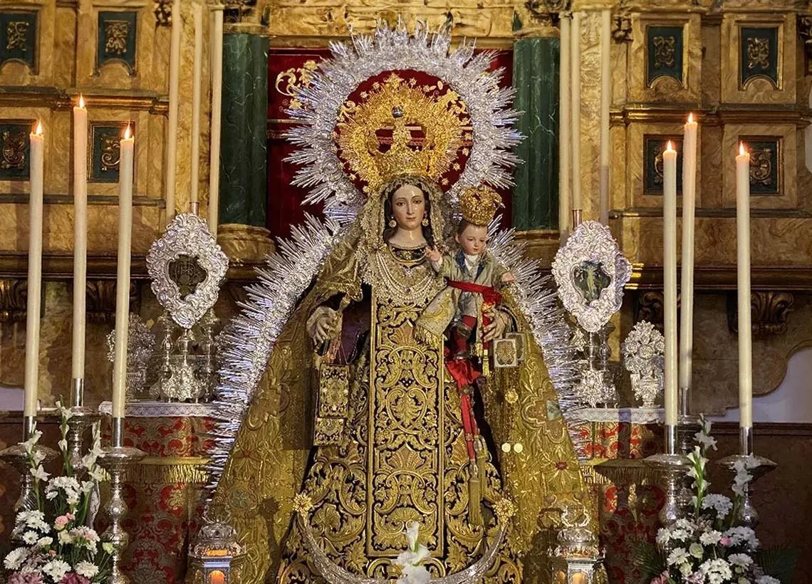 Elegant statue of Virgin Mary and Child, ideal for a serene stay. Summer nights at Hotel Angela | Fuengirola.