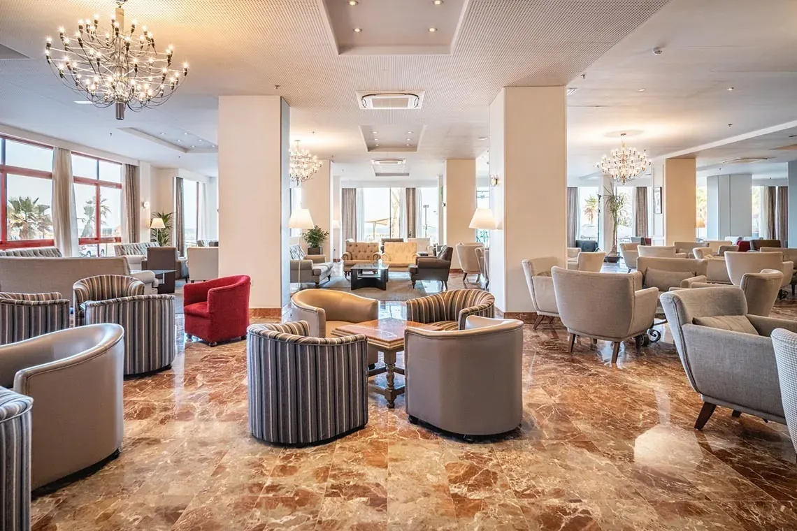 L'élégant salon Angela de l'hôtel, avec des sièges confortables et des lustres.