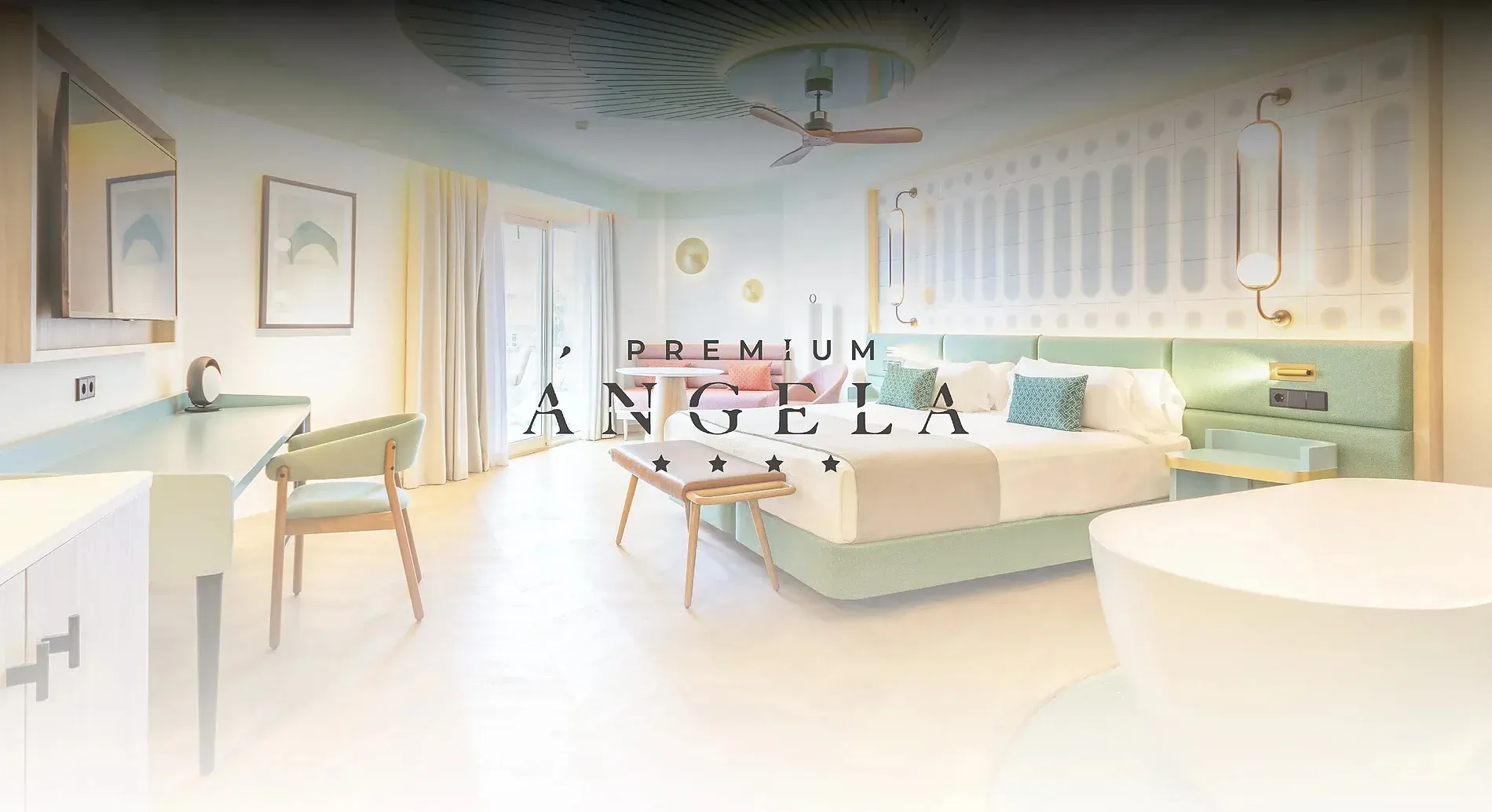 Habitación Premium Angela: cama king, bañera exenta y zona de estar.