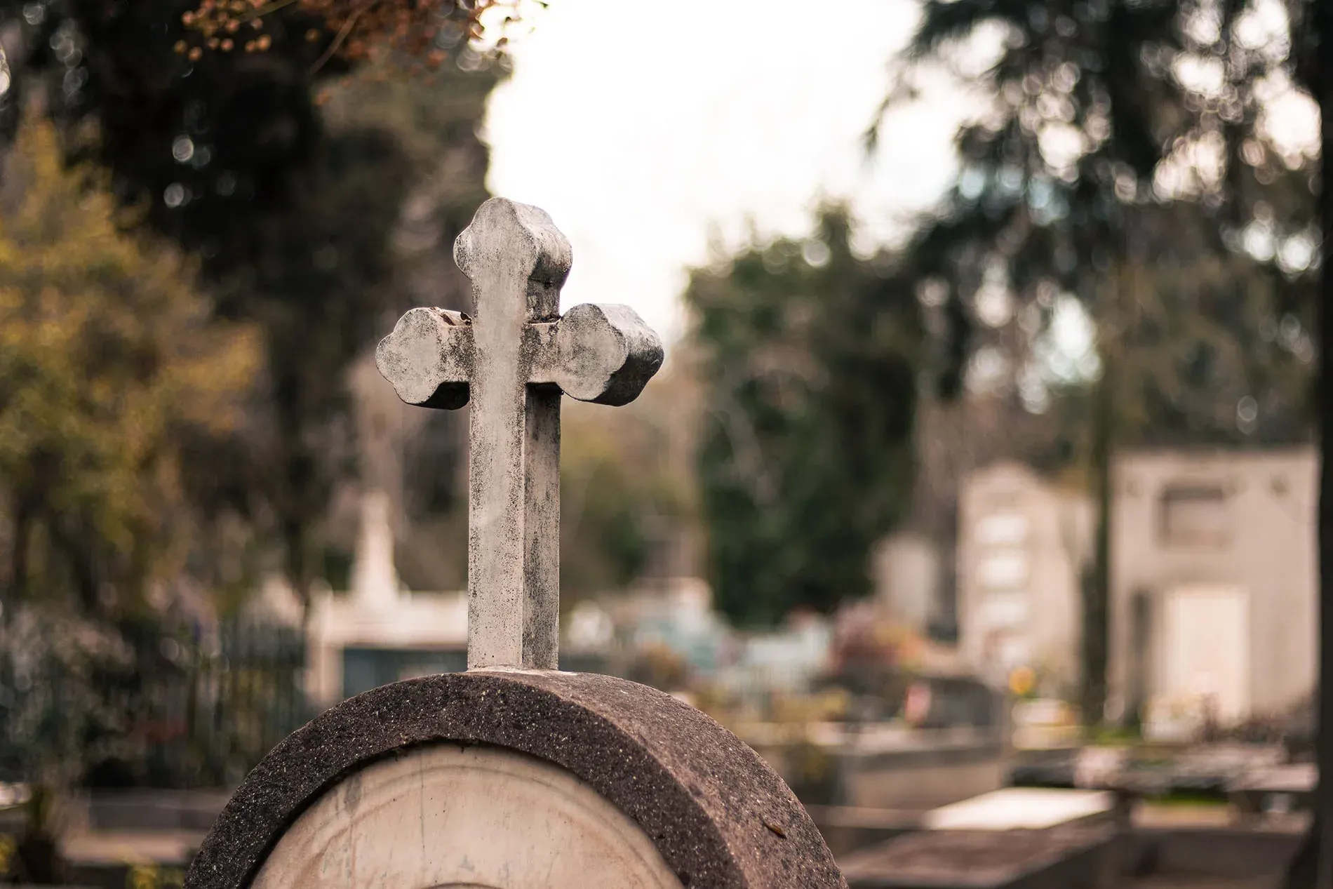 Croix en pierre dans un cimetière, inspirant une visite au cimetière anglais de Malaga | Blogue | Hôtel Angèle | Fuengirola