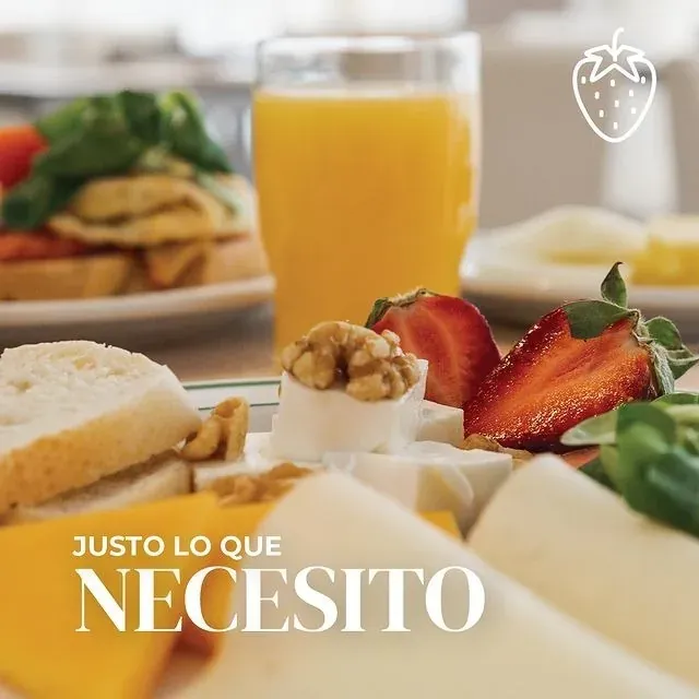Desayuno angelical con fresas, queso y jugo de naranja.