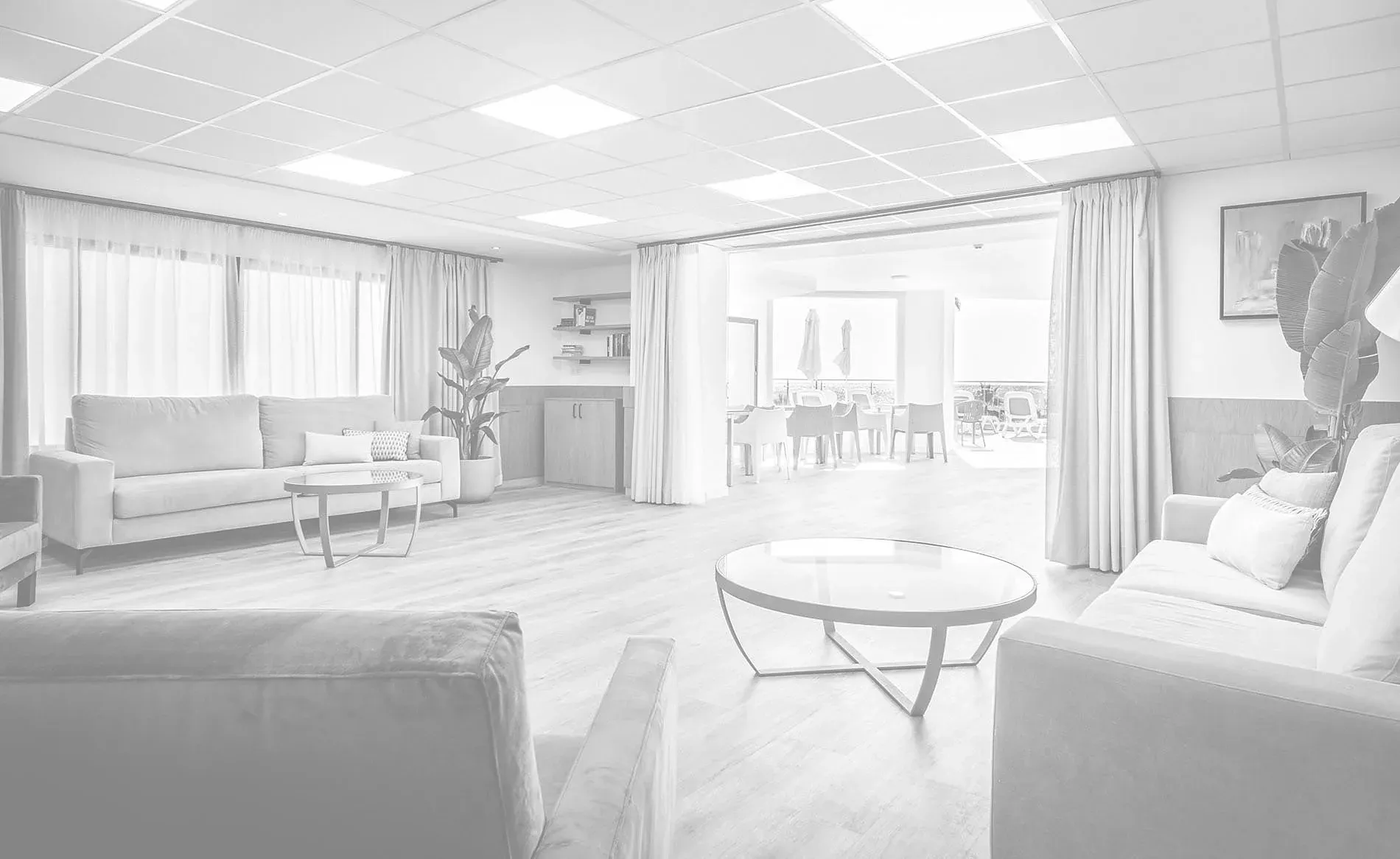 Salon Angela : Canapés, tables et atmosphère accueillante.=s1900