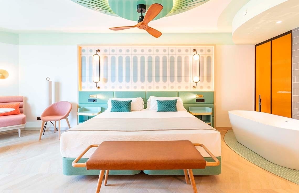 une chambre d' hôtel colorée avec un lit et une baignoire