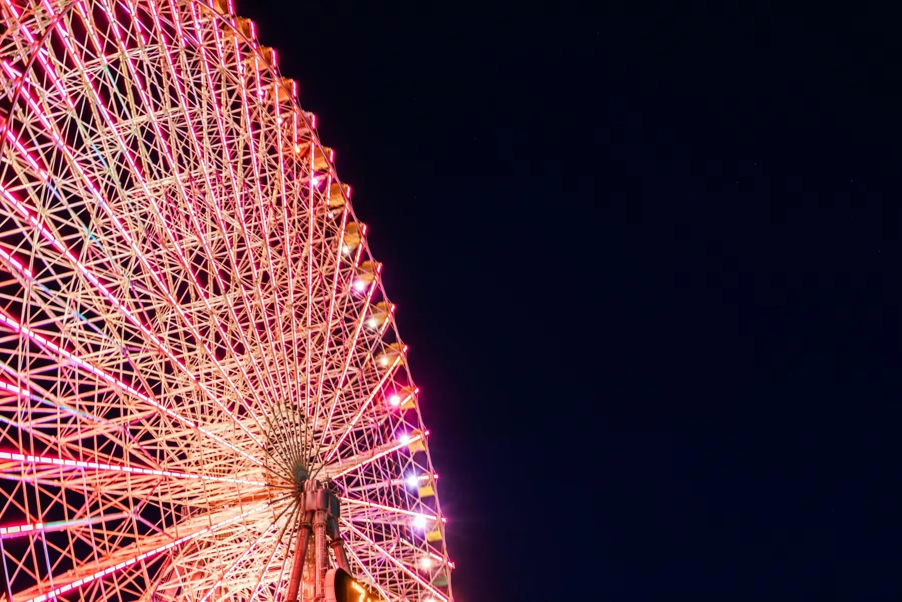 Angela's Ferris Wheel: A dazzling night view, ideal for Angela's unforgettable stay.