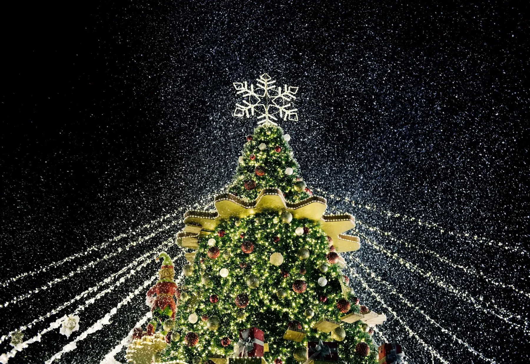 Angela's festive Christmas tree, illuminated and snowy, ideal hotel ambiance.