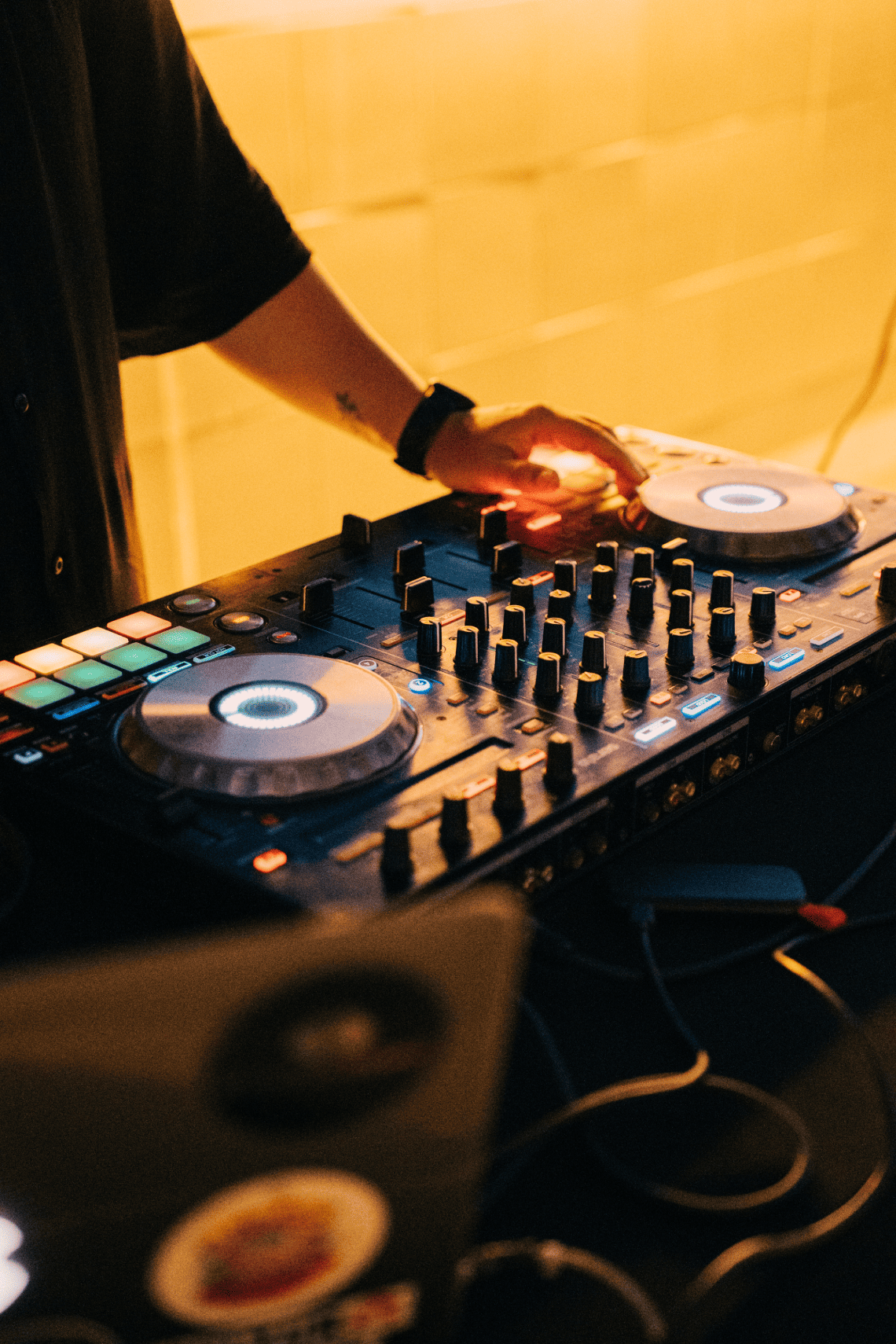 une personne joue de la musique sur un lecteur de disques