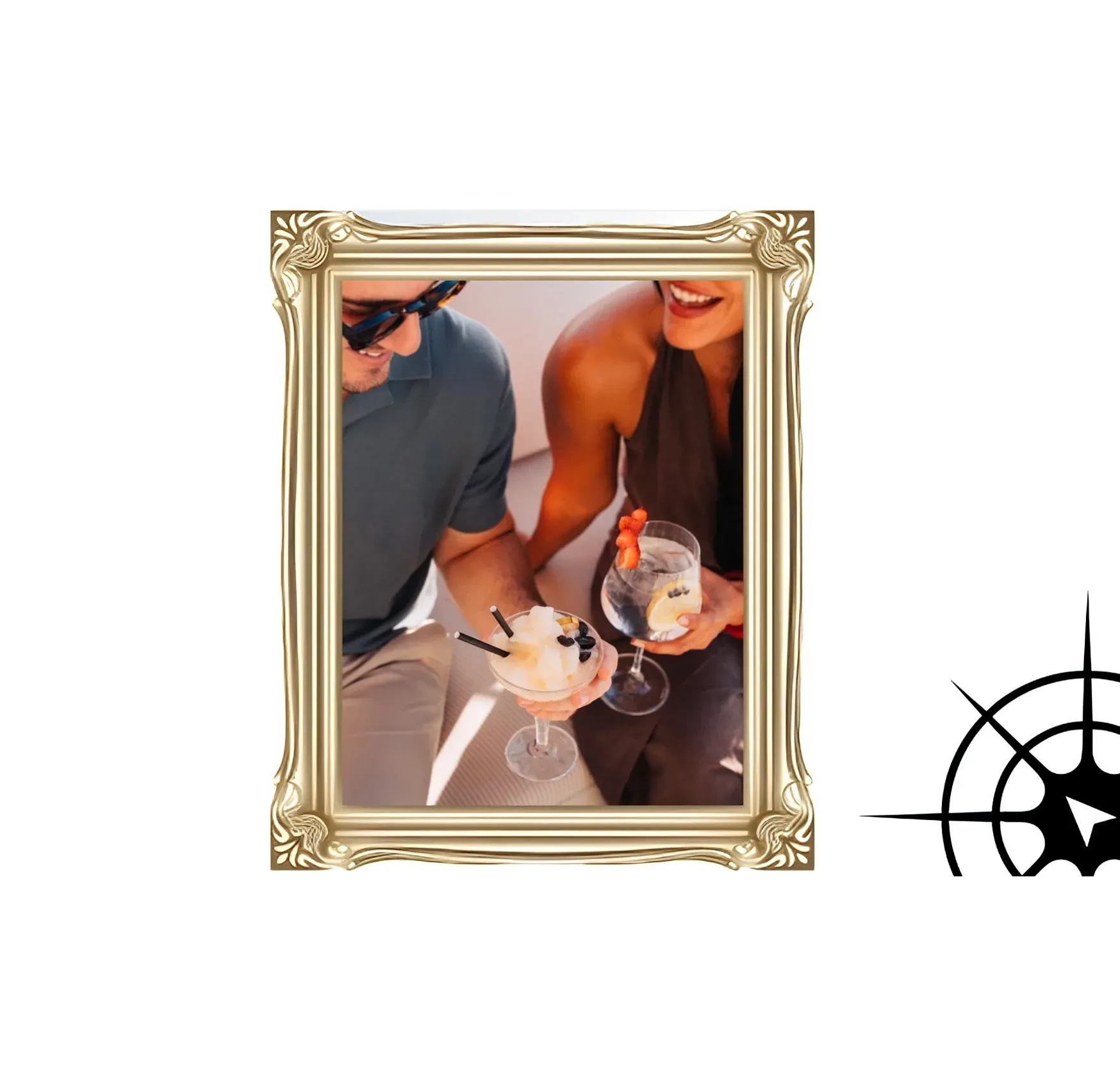 Angela et son partenaire dégustent des cocktails sur un yacht.