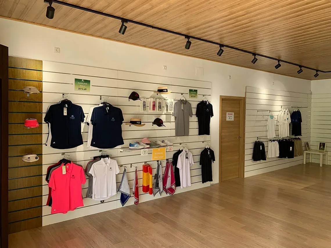 Tienda de golf Angela con ropa y accesorios