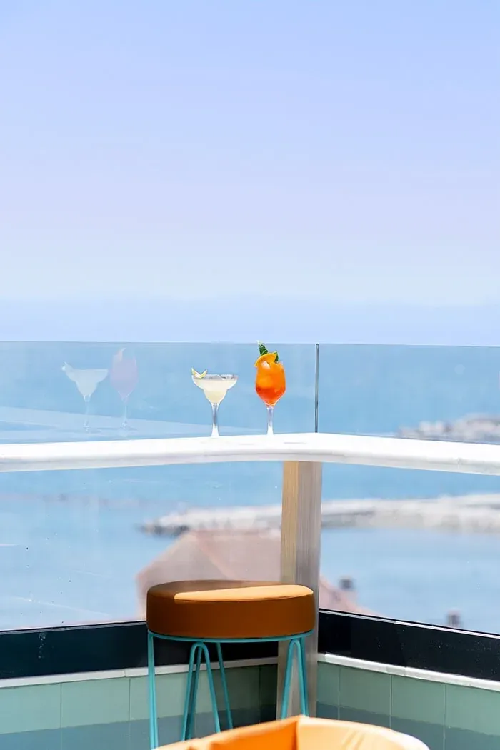 Angela's rooftop bar: cócteles junto al mar con vistas increíbles.