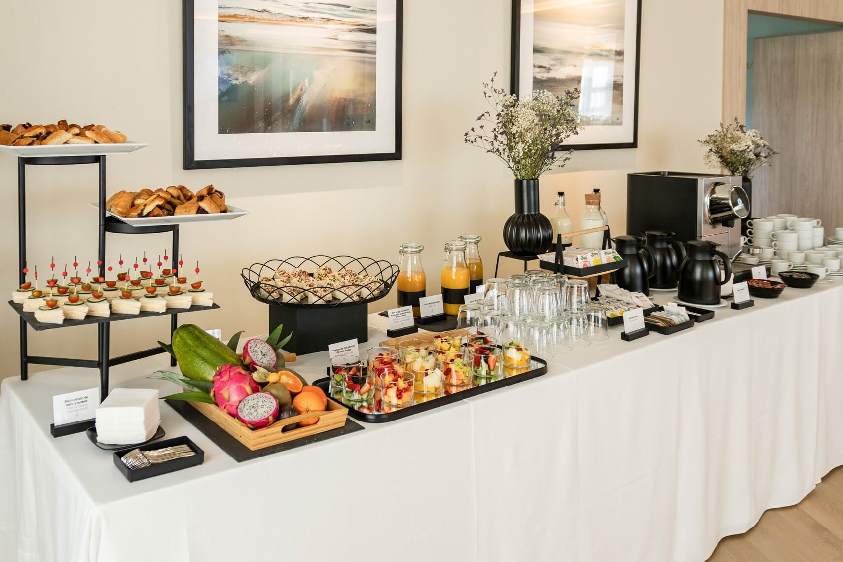 Coffee Break hotel con Angela, frutas, bollería y jugos.