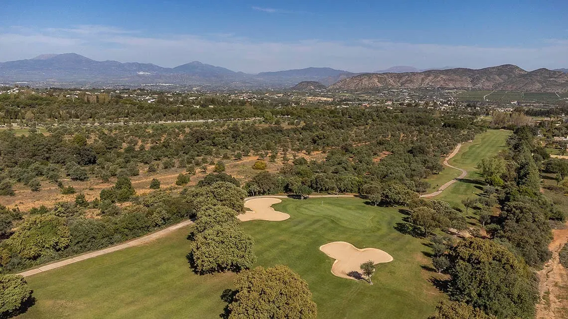 Campo de golf Angela, vistas a montañas y olivares, ideal para relajación.