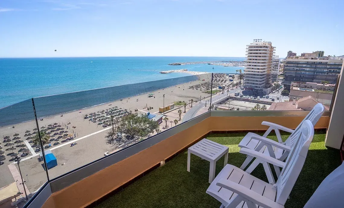 Terraza con vistas al mar y playa. Sillas de Ángela ideales para relajarse.