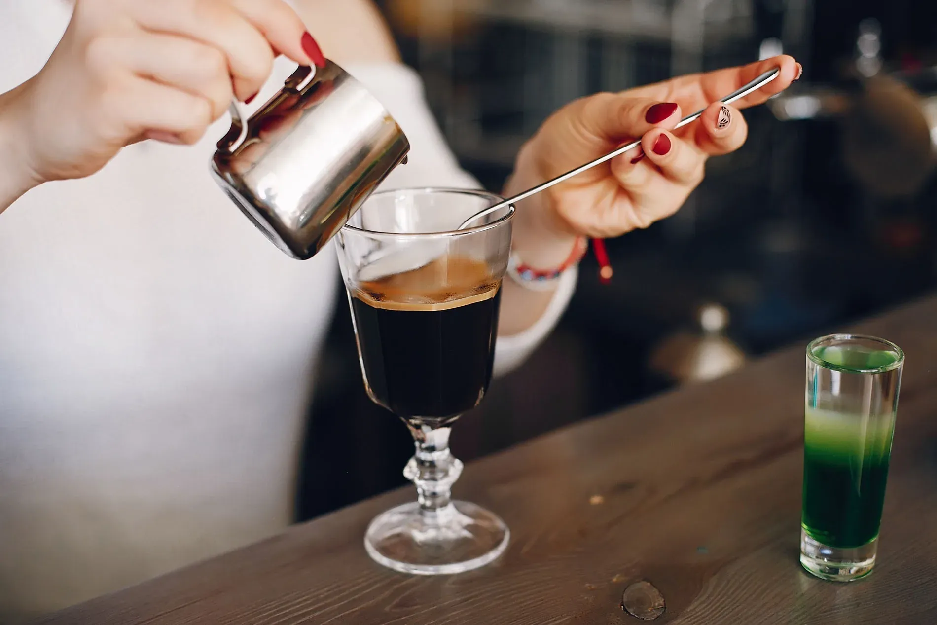 Te presentamos a: Begoña Gámez, barista del Hotel Ángela en Fuengirola, preparando un café especial.