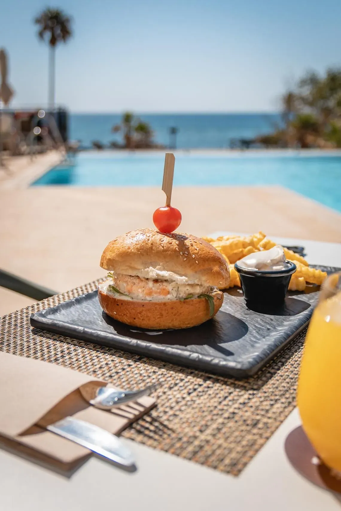 Burger de saumon avec frites, parfait pour un repas au bord de la piscine d'Angela.