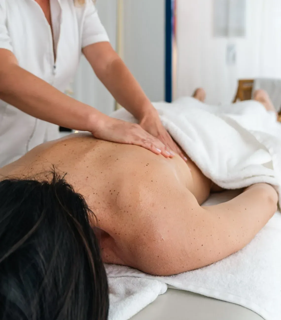Angela recibe un relajante masaje de espalda en un spa de hotel.