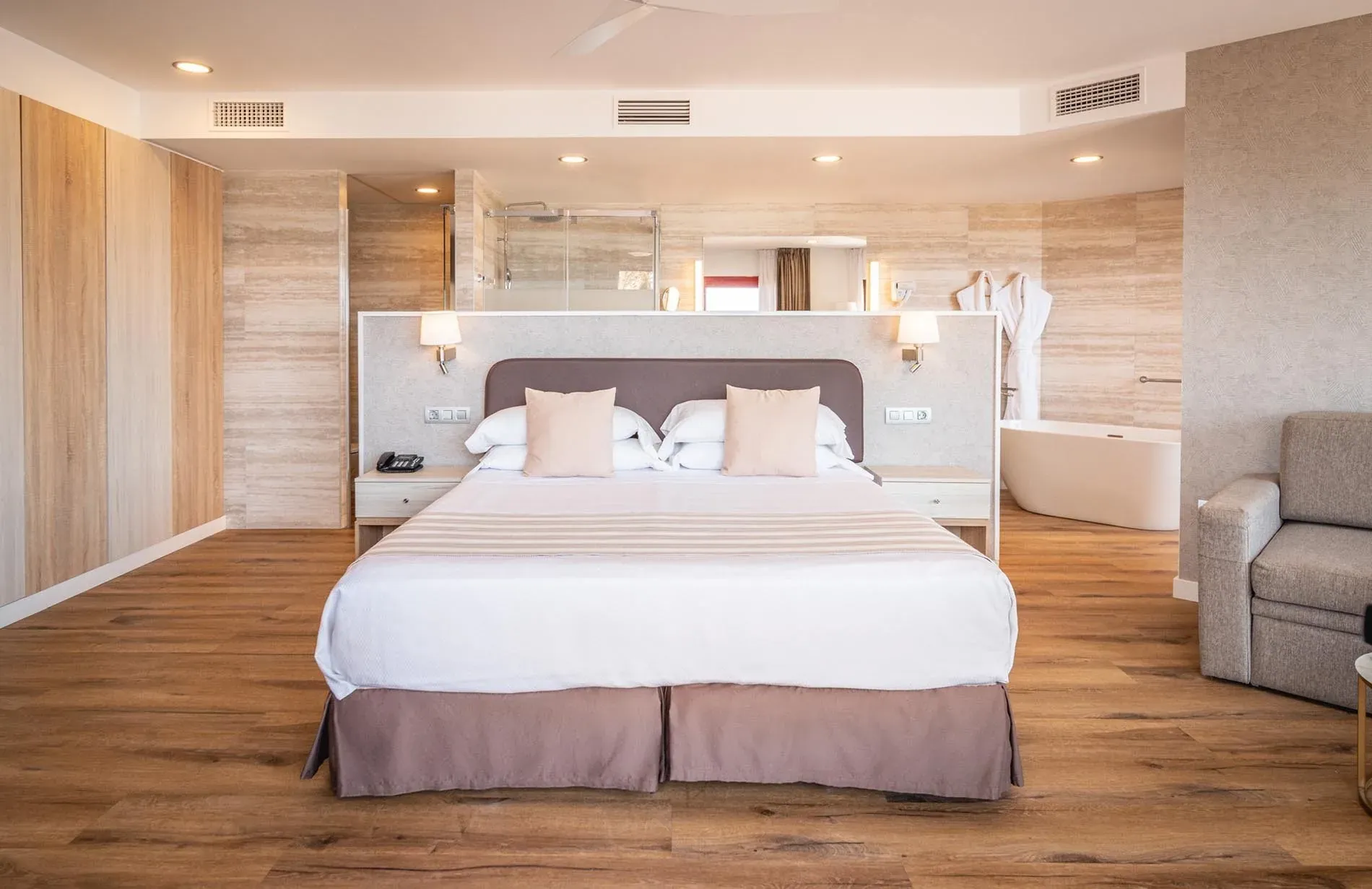 Suite Angela de luxe avec baignoire et lit king.