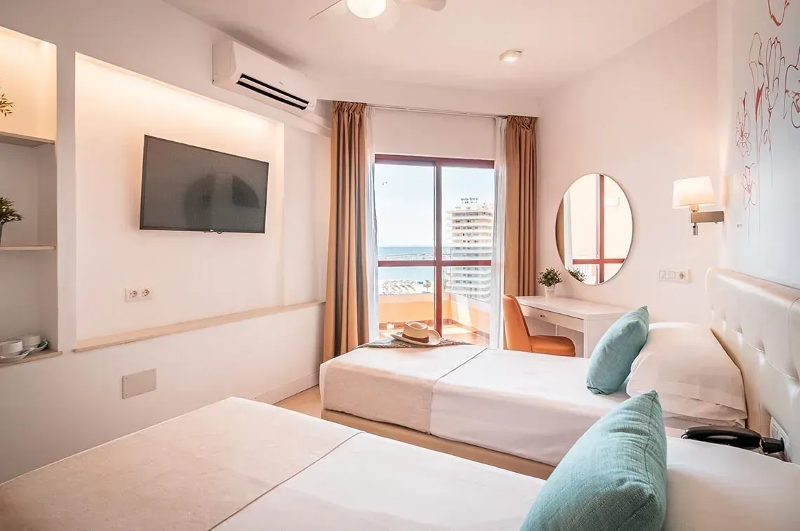 Habitación doble Angela con vistas al mar, balcón y aire acondicionado.