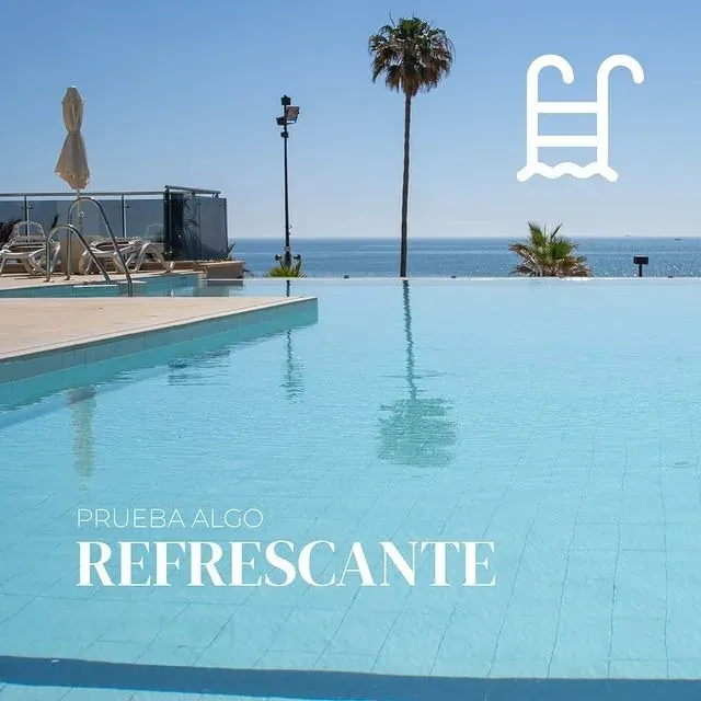 Piscina infinita del Hotel Angela, ideal para refrescarte y disfrutar.