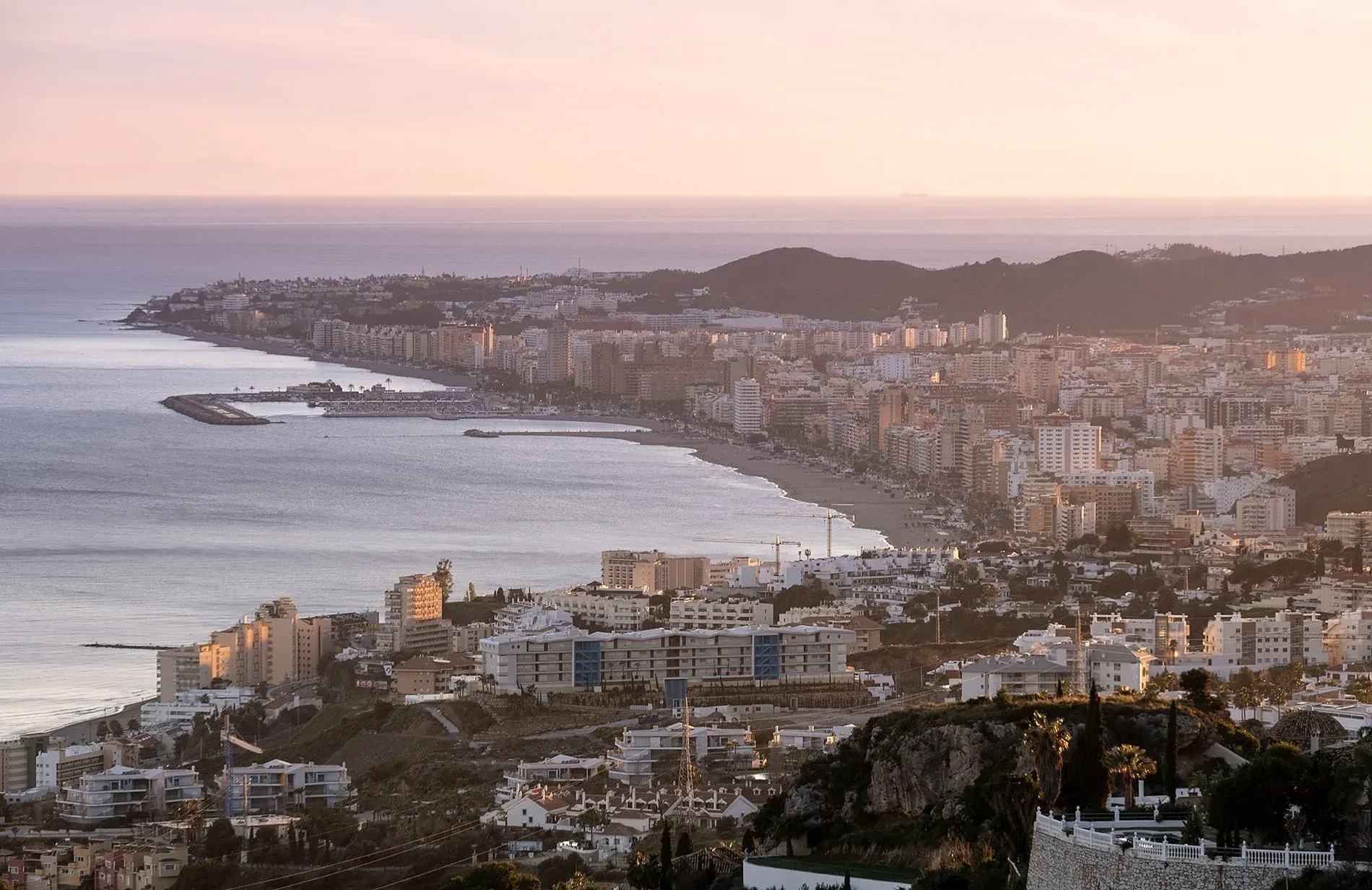 Vista panorámica de Fuengirola desde el Hotel Ángela, con el mar y la ciudad bañados por el atardecer. Ciudades hermanadas: Fuengirola | Blog | Hotel Ángela | Málaga.