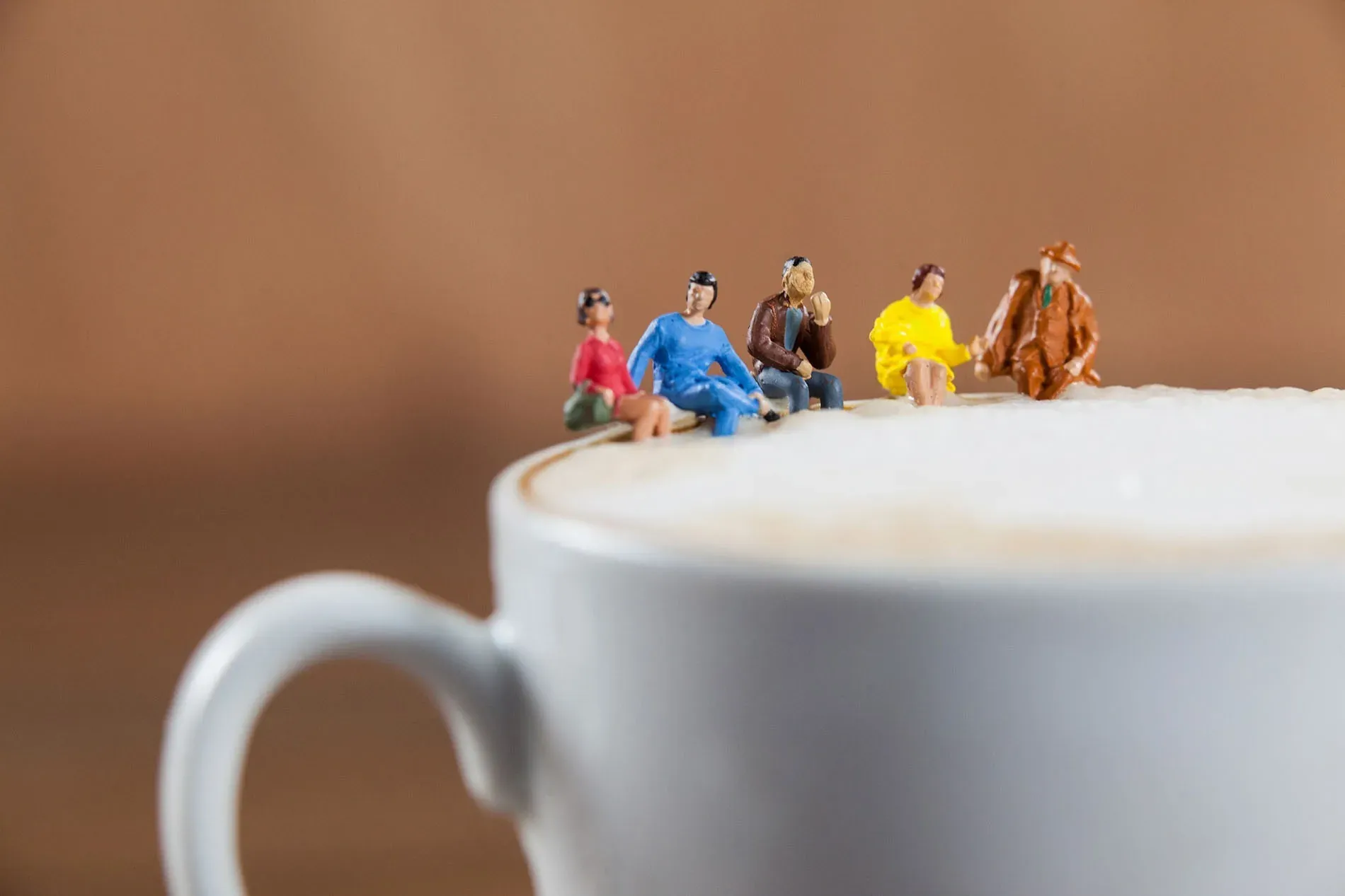 Miniatures sur une tasse de café, inspiré par Le chariot de Max, Blog, Hôtel Ángela, Fuengirola.