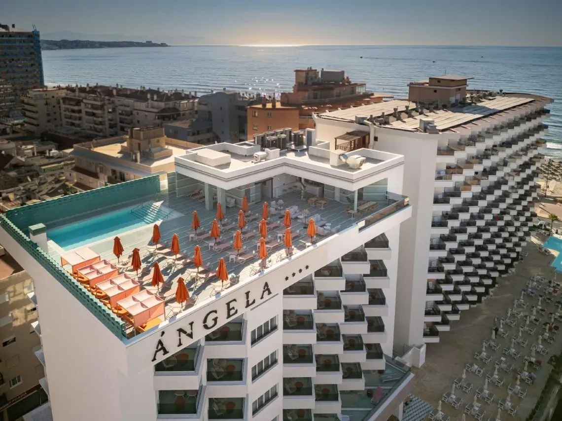 Hotel Ángela: piscina en azotea y vistas al mar.