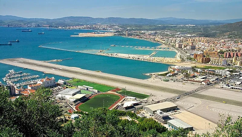 Angela's Bay: Aeropuerto, puerto deportivo y ciudad de Gibraltar