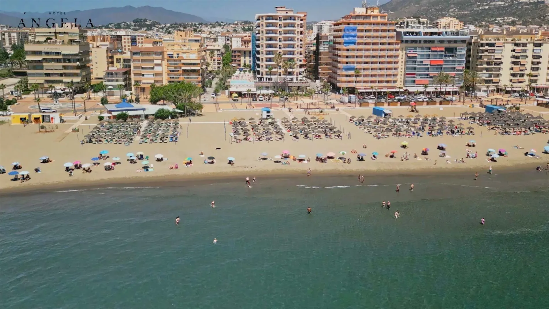 Playa del Hotel Angela: sol, mar y tumbonas en un día soleado.