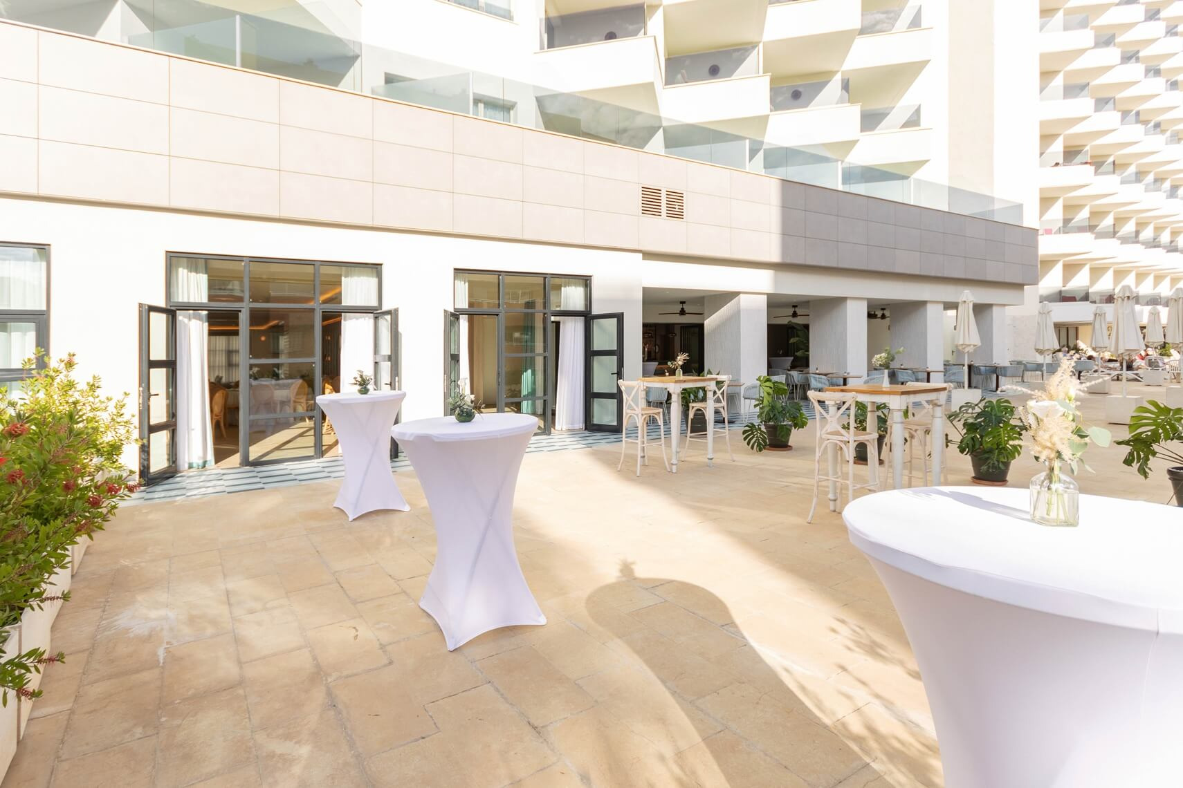 Cocktail en terraza del salon SolyMar. Hotel Angela 