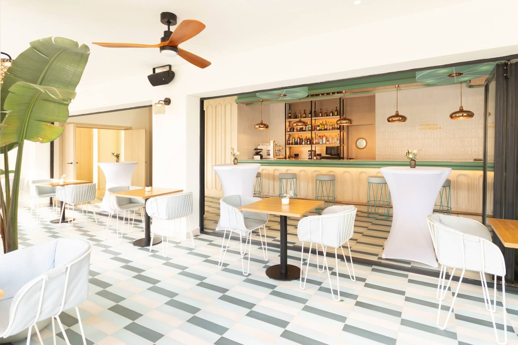 Coctail  hotel Angela  en terraza con mesas y sillas elegantes,