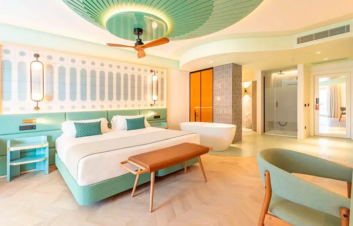 Habitación de lujo Angela con cama king, bañera exenta y ducha moderna.