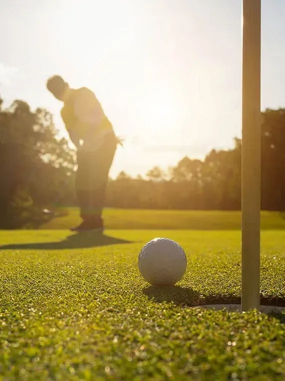 Joueur de golf, Ange, Putting sous le soleil doré. Réservez votre séjour !