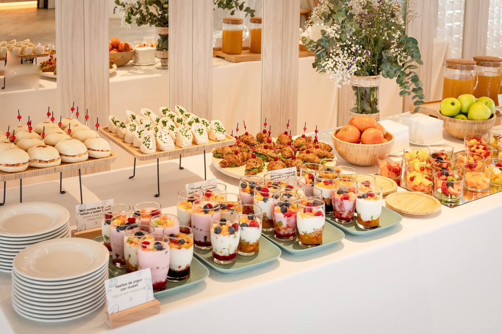 Coffee Break Hotel Angela : mini sándwiches, croissants, wraps, yogures y frutas. 