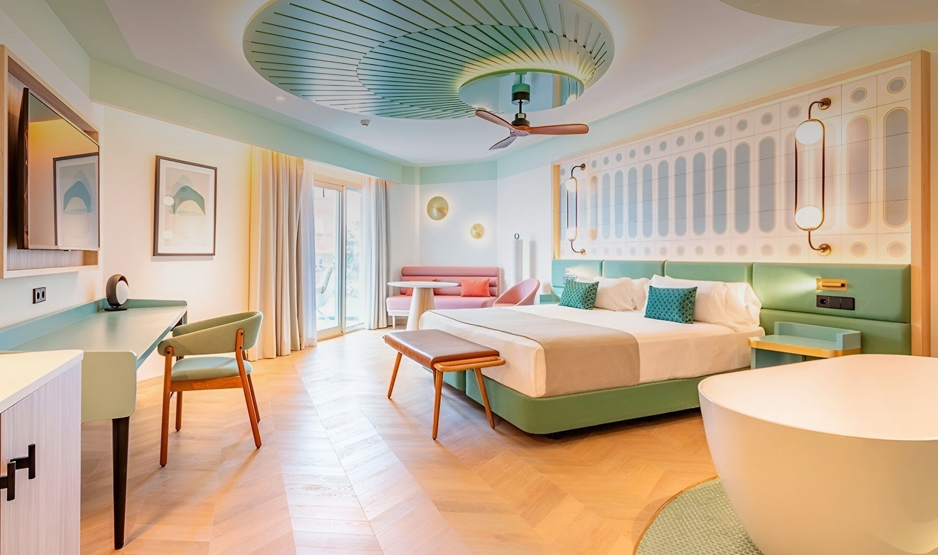 una habitación de hotel con una cama king size y una bañera