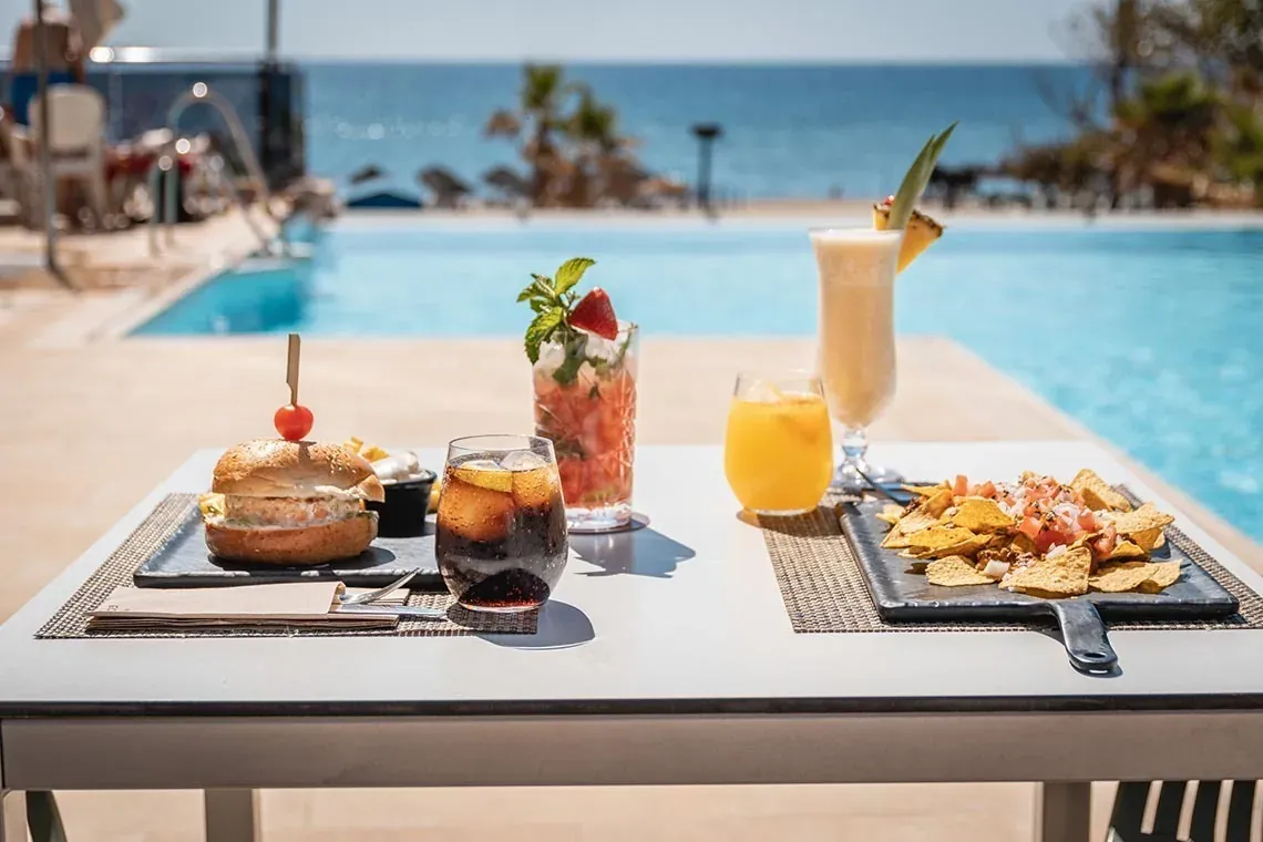 Festin Angela au bord de la piscine: burger, nachos et cocktails.
