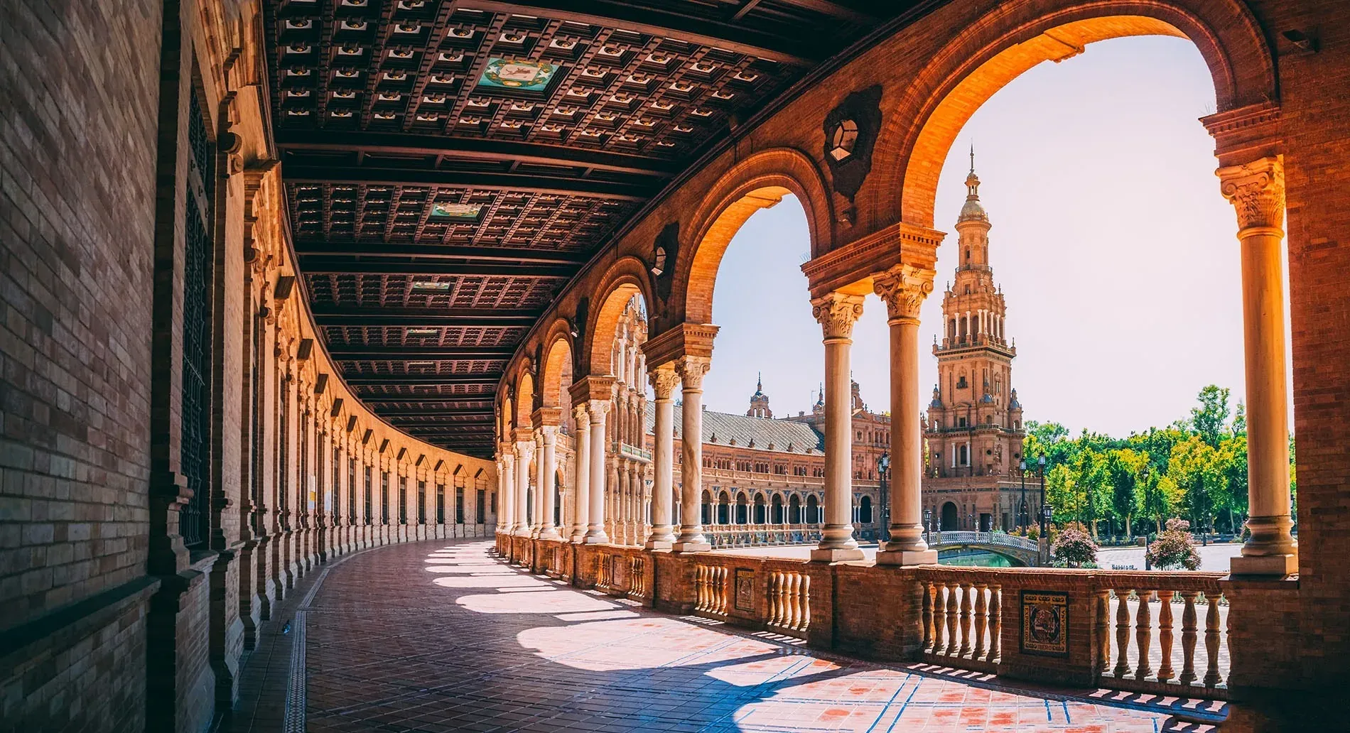 Paseo bajo arcos de ladrillo, arquitectura andaluza. ¡Descubre curiosidades sobre Andalucía en Hotel Ángela!