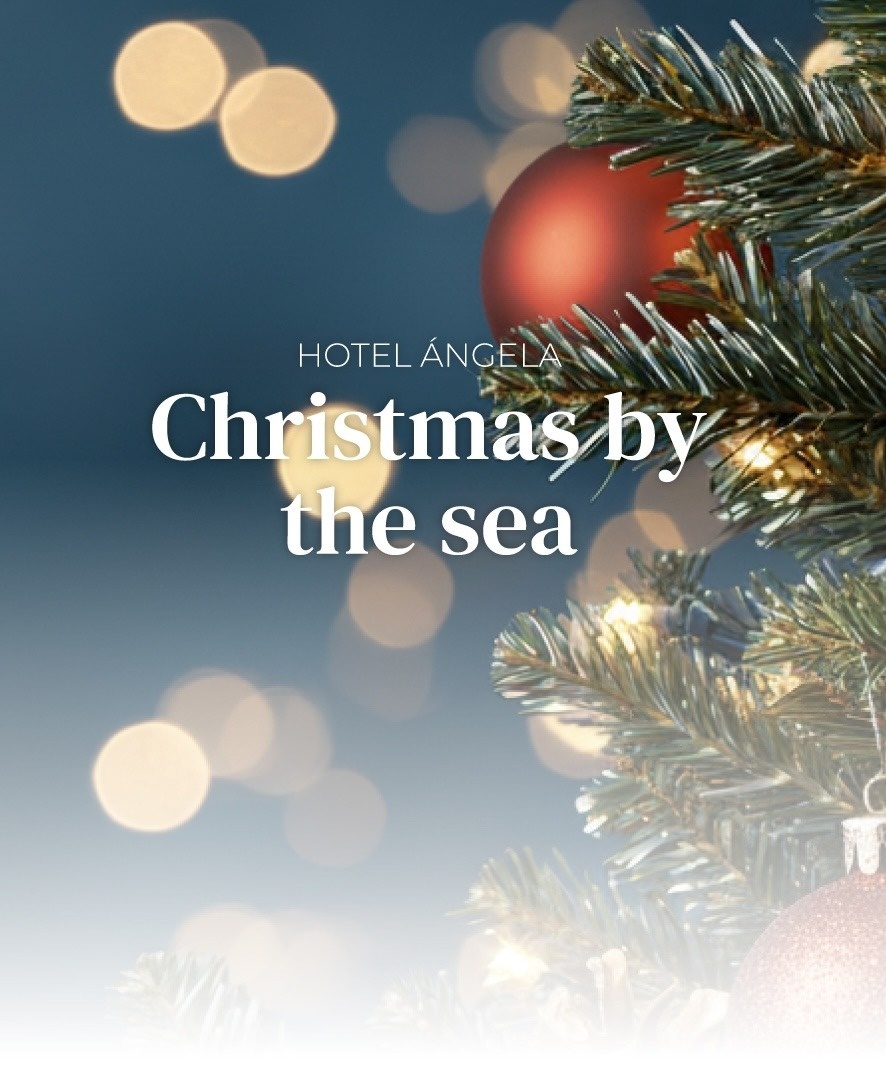 une table avec des assiettes et des verres et un sapin de noël à l' arrière