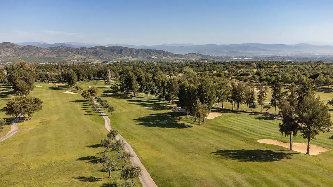 Ángela golf course: vistas panorámicas y exuberantes paisajes verdes.