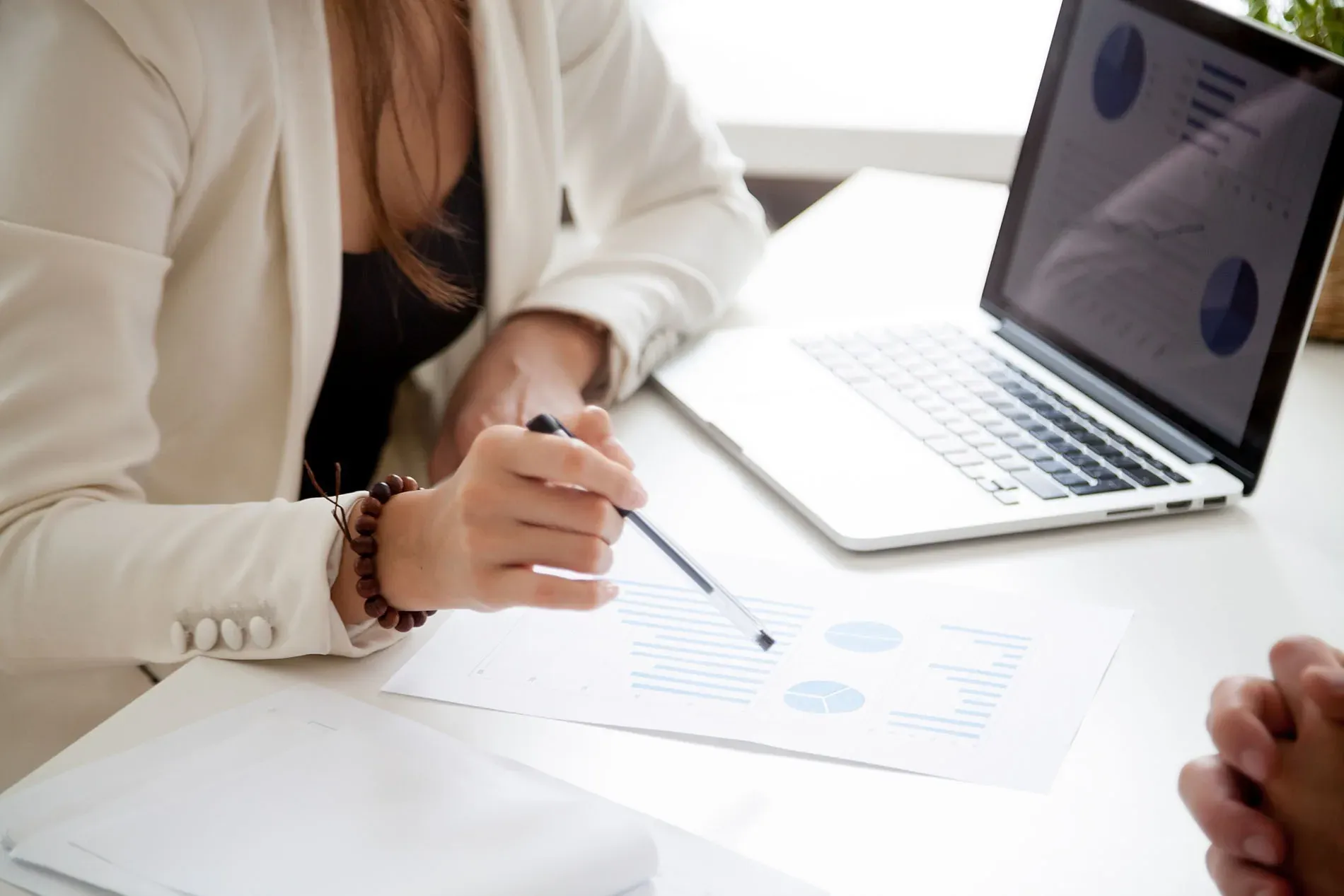 Nous vous présentons : Antonia Aguilera | Hôtel Angela | Fuengirola : Un résumé d'entreprise avec une femme pointant un graphique.