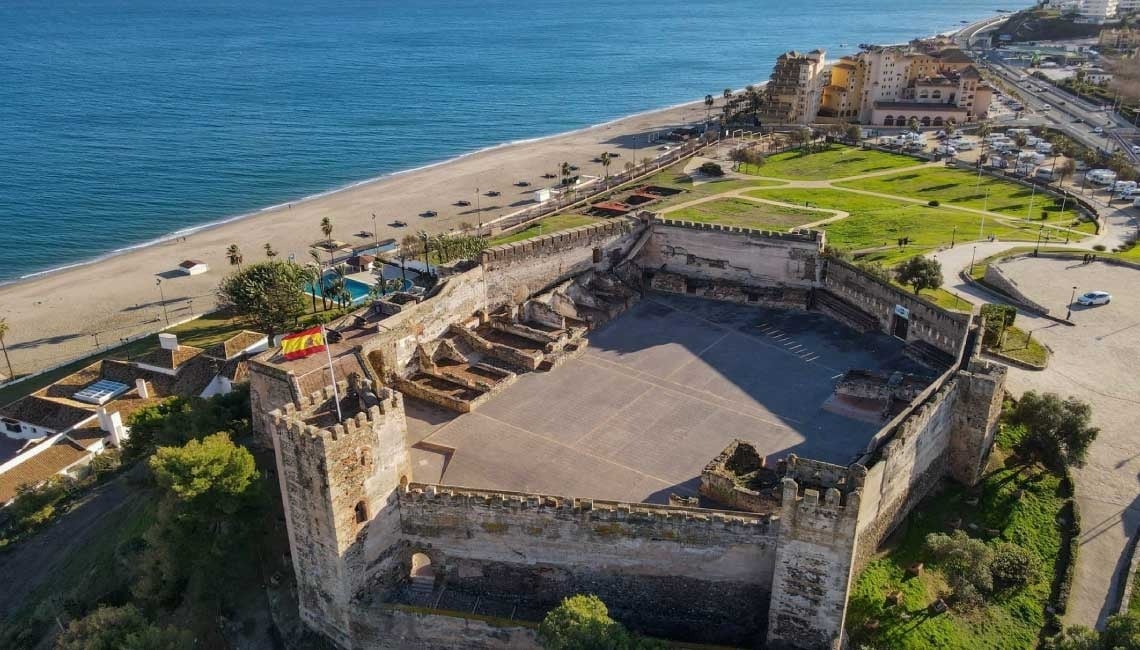 Château historique et plage, vue aérienne Angela
