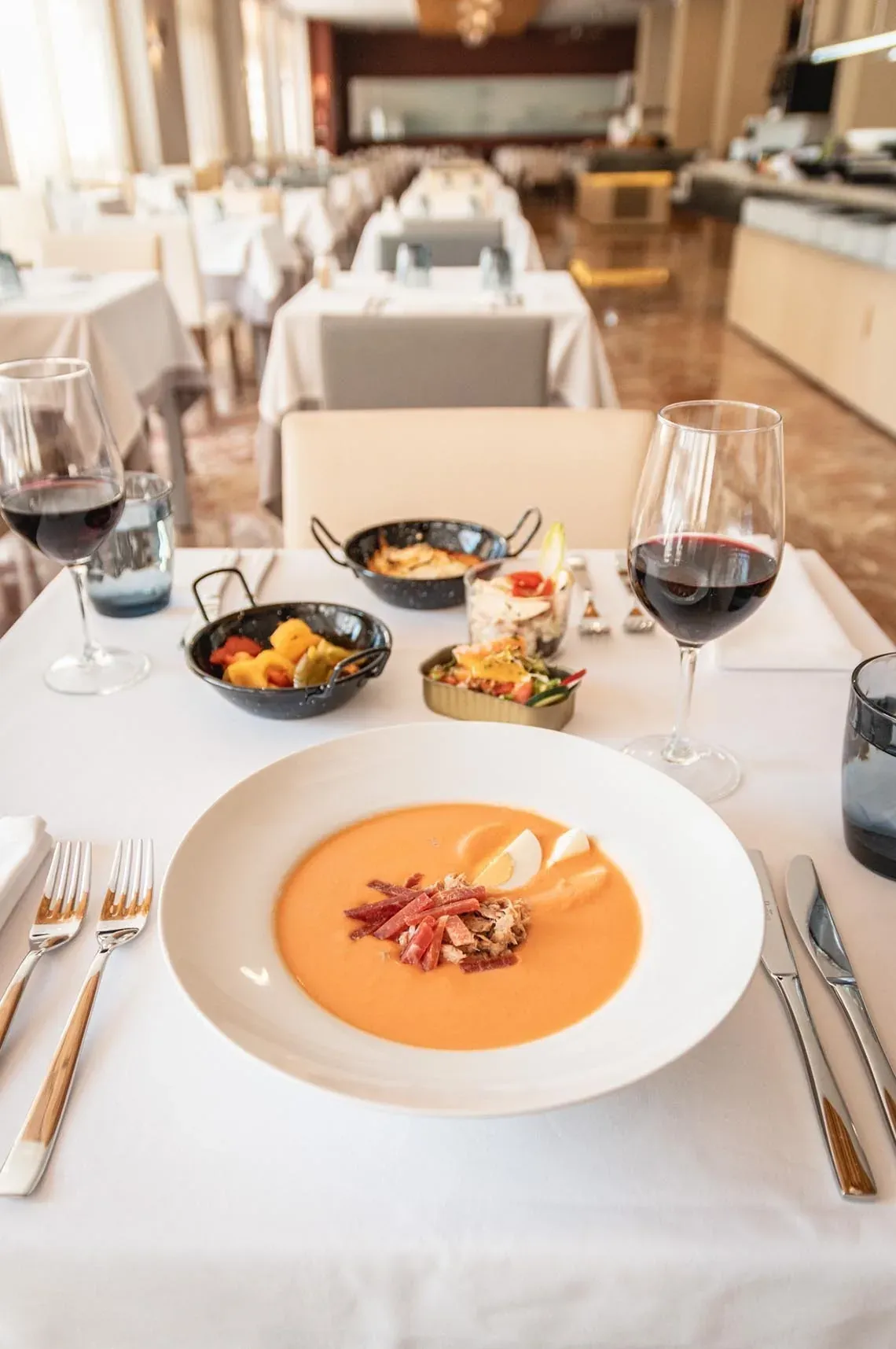 Restaurant d'Angela : gaspacho, tapas et vin rouge.