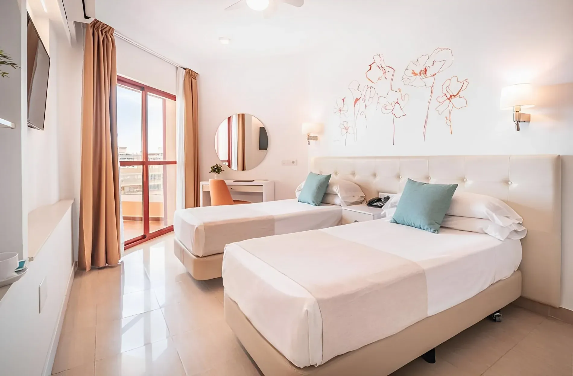 Chambre double Angela avec lits jumeaux, bureau et balcon.
