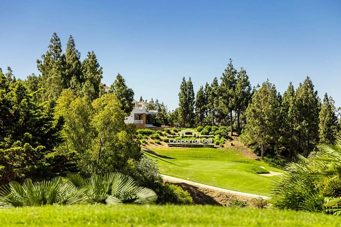 Angela's Chaparral Golf: campo verde y cielo azul.