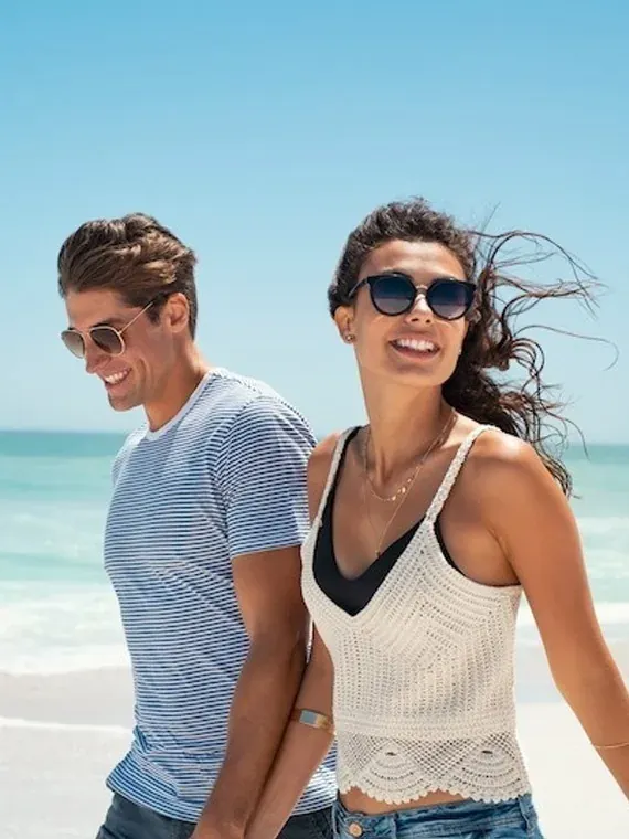 Couple heureux sur la plage, Angela et son copain profitent du soleil.