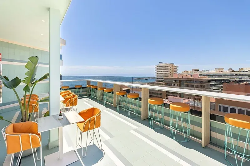 Terrasse Angelica avec vue mer, sièges et tabourets pour profiter.