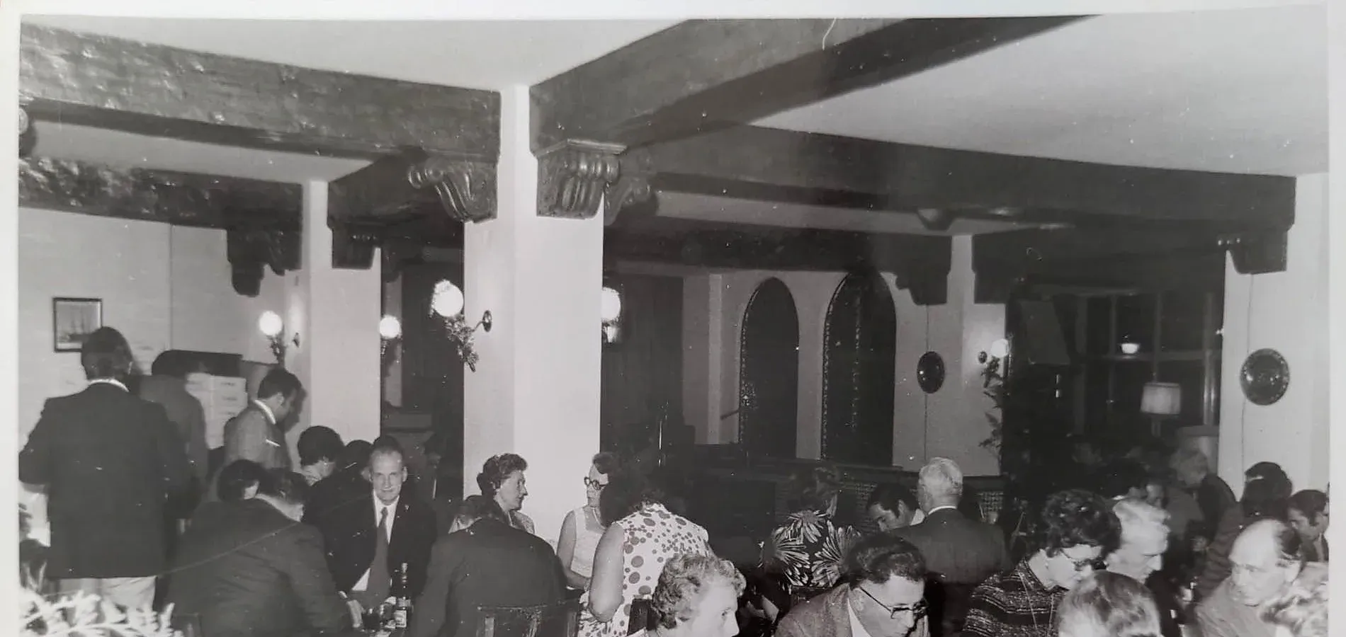 Ambiente festivo en Hotel Ángela, Fuengirola. Historia en la Costa del Sol. Web Oficial.