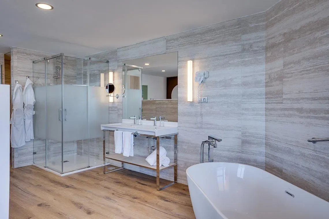 Baño espacioso con bañera, ducha y doble lavabo. Elegancia Angela.