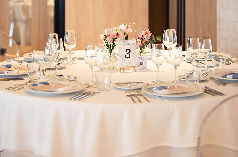 Banquete de boda con mesas montadas en el Hotel Angela