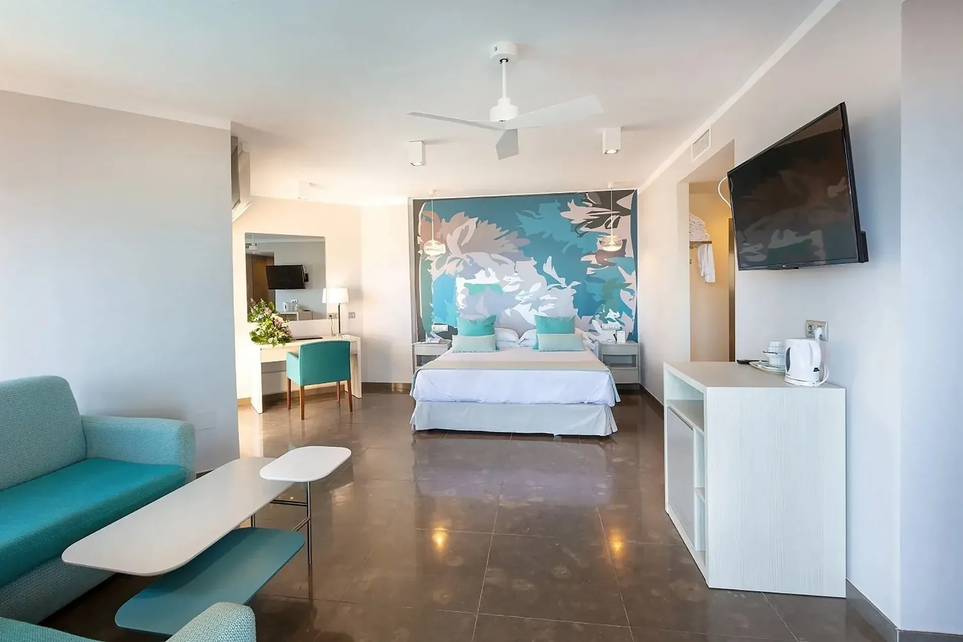 Chambre d'hôtel Angela avec lit King, canapé et bureau. Idéal pour votre séjour.
