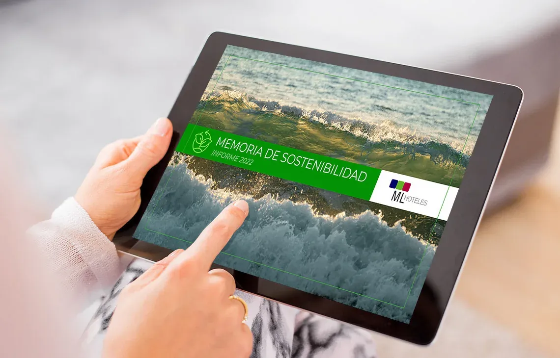 Angela revisa el informe de sostenibilidad 2022 de ML Hoteles en una tablet.