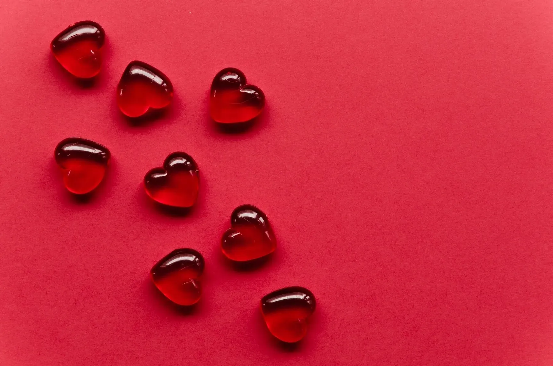 Corazones rojos de Angela sobre fondo rojo, decoración romántica.